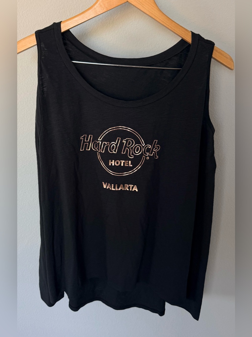 Hard Rock Hotel Cold Shoulder Tee • Women’s L • Black Gold Embossed Logo